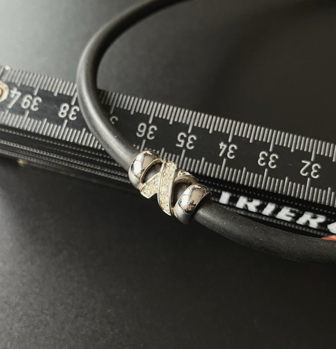 Schwarze kautschuk kette mit - kautschuk,
